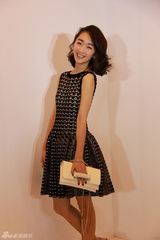 组图：周冬雨黑白伞裙与张曼玉竞艳甜美可人