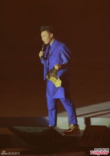 组图：陈奕迅澳门癫狂开唱 猛甩布条歌衫潮翻天