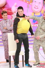 组图：郑伊健陈小春《无敌奖门人》录影玩游戏