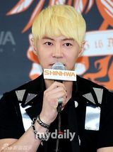 组图：韩国偶像组合神话15周年演唱会