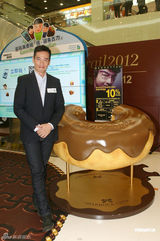 组图：陈豪心急挑选礼物 与女友预祝首个情人节