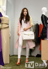 组图：A pink孙娜恩朴初珑站台秀修长美腿