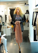 高清组图：布莱克-弗莱利街拍 温暖围巾围上身