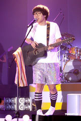 幻灯：卢广仲香港个唱尾场落幕 出席庆功宴兴奋难掩