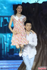 组图：郑少秋热舞扭腰不断 容祖儿不惧男友吃醋