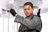 高清图：《生化危机4》曝光剧照 米拉双枪耍帅