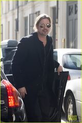 组图：皮特独自现身洛杉矶 帅气黑装狂荡不羁