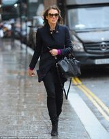 组图：伊丽莎白-赫莉雨中漫步 衣着低调改风格