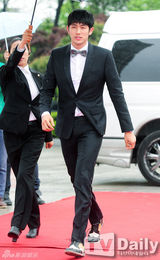 组图：百想红毯朴有天帅气 女星主打黑裙秀性感