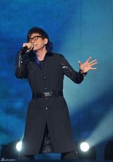 组图：罗大佑上海开唱 和红衣美女大跳探戈