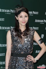 组图：李嘉欣蕾丝短裙露半球 无法接受家庭装