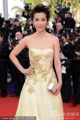 组图：李冰冰戛纳走秀 金色长裙华丽刺绣精致