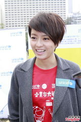 组图：梁咏琪投身公益亮相小画家绘画比赛