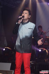 组图：张信哲睽违七年台北开唱 邀萧煌奇尬美声