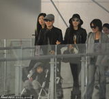 组图：林志颖与妻挽手秀恩爱 Kimi安静萌态十足