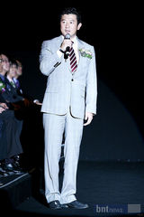 组图：朴尚民等韩星任宣传大使 点亮时装展开幕