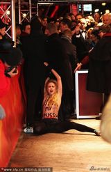 组图：乌克兰女权组织成员裸身抗议被保安驱逐