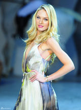 组图：超模坎蒂丝墨西哥走秀 蕾丝黑裙走光