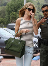 高清组图：惠特莉和男友杰森亮相 牛仔裤秀长腿