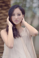 组图：曾泳醍初夏写真 面若桃花森女范儿足