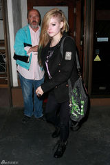 组图：艾薇儿外出晚餐 帅气新发型亮相