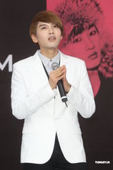 组图：SJ-M台北签唱会 兄弟情深互喂台湾小吃