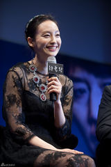 高清图：韩星宋康昊李娜英新片《howling》宣传