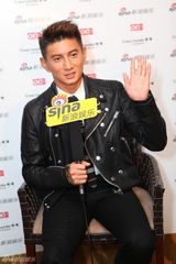 组图：新浪娱乐明星街拍盛典对话吴奇隆