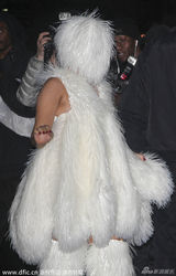 组图：GAGA获男友甜蜜献吻庆生 造型似猴头菇