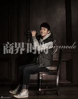 组图：潘粤明成熟写真微笑依旧