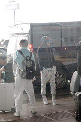 组图：秦岚棋盘裤现身机场 出国工作心情大靓