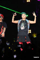 组图：昆凌时尚盛典走秀 Bigbang压轴助阵