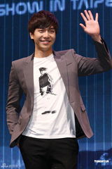 组图：韩星李升基赴台会粉丝 自曝爱台湾美食