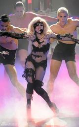 幻灯图集：Lady Gaga助阵美国偶像 网眼服表演