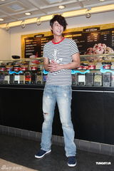 组图：郭品超陈怡蓉新剧收视飘红慰劳粉丝