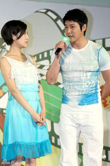 幻灯图：陆毅鲍蕾为儿童店揭幕 情侣装甜蜜恩爱