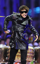 组图：亚运闭幕仁川十分钟表演 Rain激情献唱