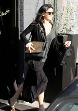 组图：奥斯卡影后变造型 劳伦斯金发变黑发