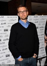 组图：菲丽希缇亮相晚宴 丹尼尔型男范十足