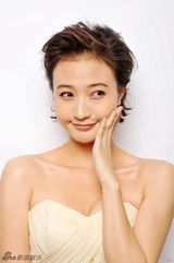 组图：阎娜明媚写真甜美笑容传递温暖