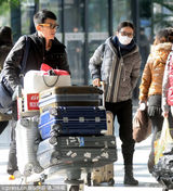 组图：刘诗诗戴口罩睡眼惺忪 疑返京探班吴奇隆