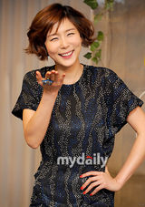 组图：韩女星金娜英宣传新写真集 小眼睛魅力十足