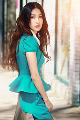 组图：姜雯初秋写真摩登简约似暖阳