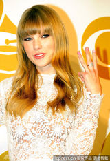 组图：泰勒亮相格莱美提名音乐会 镂空礼服晒钻戒