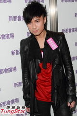 组图：古巨基携钟舒漫洪卓立平安夜献唱庆圣诞