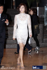 组图：韩星李珉廷秀香肩 泫雅等出席活动