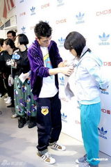 组图：陈冠希扮亲和亲手帮女粉丝穿衣理裤脚