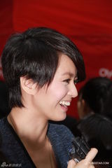 组图：梁咏琪做公益否认怀孕 直言同情舒淇