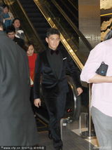 组图：吴奇隆捞金恋爱靠边站 专人护驾大牌范足