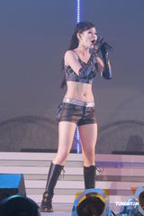 组图：江若琳个唱换多款性感装 与男伴贴身热舞